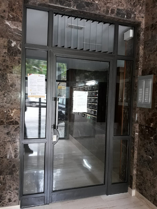 Puerta exterior comunidad