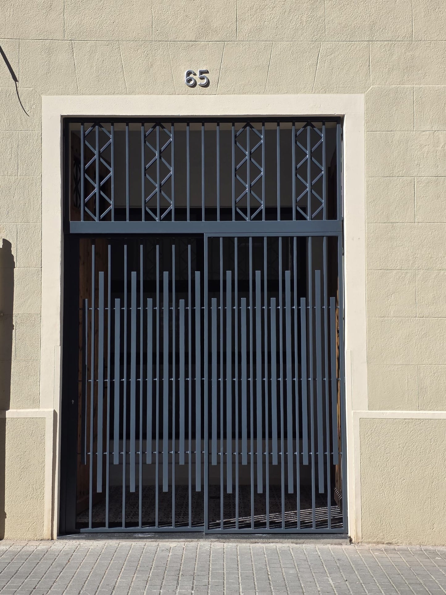 Puerta metálica contemporánea