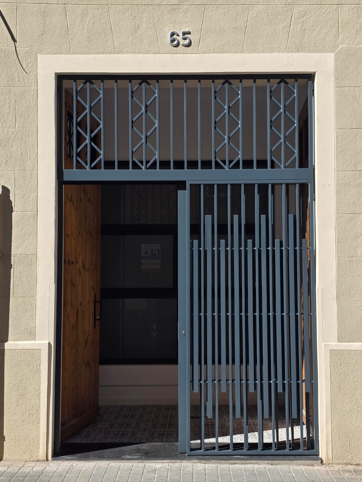 Puerta metálica contemporánea