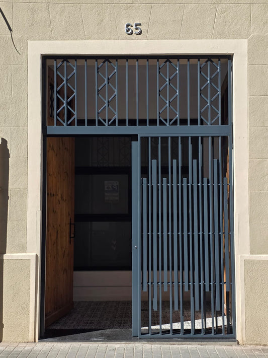 Puerta metálica contemporánea
